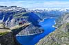 Trolltunga. Fjeldvandrere p� Trolltunga, en klippeformation der stikker ud af klippesiden 700 meter over Ringedalvatnet n�r Hardangervidda National Park  Trolltunga / Tyssedal Norge   Vandring, vandretur, fjeldvandring, turisme, hiking