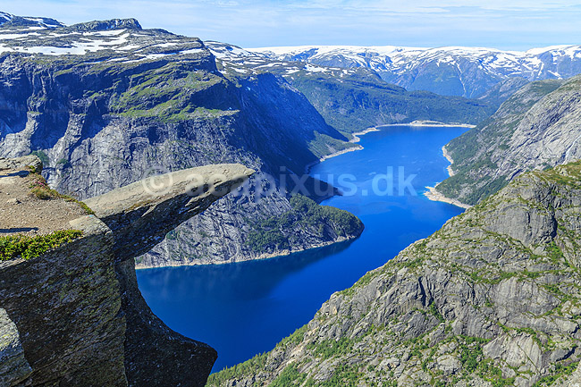 Trolltunga. Trolltunga, en klippeformation der stikker ud af klippesiden 700 meter over Ringedalvatnet n�r Hardangervidda National Park; ; Trolltunga / Tyssedal; Norge; ; ; Vandring, vandretur, fjeldvandring, turisme, hiking