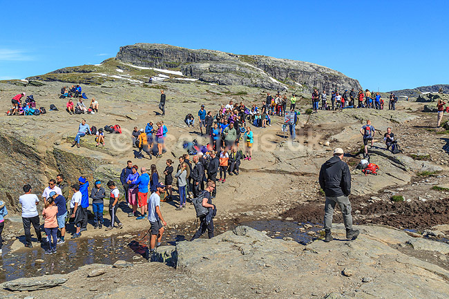 Trolltunga. Fjeldvandrere i k� til at betr�de Trolltunga, en klippeformation der stikker ud af klippesiden 700 meter over Ringedalvatnet n�r Hardangervidda National Park; ; Trolltunga / Tyssedal; Norge; ; ; Vandring, vandretur, fjeldvandring, turisme, hiking