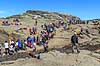 Trolltunga. Fjeldvandrere i k� til at betr�de Trolltunga, en klippeformation der stikker ud af klippesiden 700 meter over Ringedalvatnet n�r Hardangervidda National Park  Trolltunga / Tyssedal Norge   Vandring, vandretur, fjeldvandring, turisme, hiking