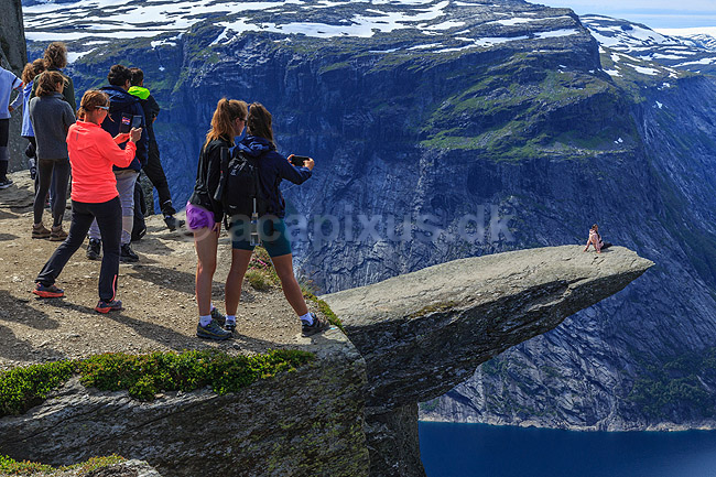 Trolltunga. Fjeldvandrer p� Trolltunga, en klippeformation der stikker ud af klippesiden 700 meter over Ringedalvatnet n�r Hardangervidda National Park; ; Trolltunga / Tyssedal; Norge; ; ; Vandring, vandretur, fjeldvandring, turisme, hiking