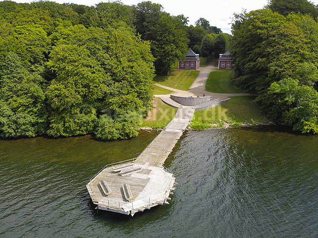 Esrum S�. Platform eller badebro i Esrum S� forbundet med sti til Fredensborg Slot; ; Esrum S� / Fredensborg; Danmark; ; ; S�er, dronefoto