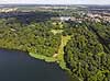 Fredensborg Slot. Fredensborg Slotshave ud til Esrum S�. I baggrunden Fredensborg Slot  Fredensborg Slot / Fredensborg Danmark   Slotte, kongeslotte, dronefoto