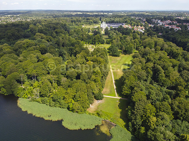 Fredensborg Slot. Fredensborg Slotshave ud til Esrum S�. I baggrunden Fredensborg Slot; ; Fredensborg Slot / Fredensborg; Danmark; ; ; Slotte, kongeslotte, dronefoto