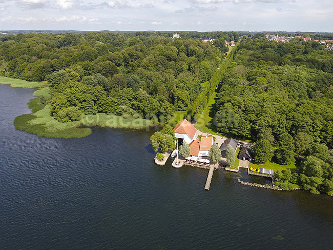 Skipperhuset. Restaurant Skipperhuset ved Esrum S�; ; S�rup / Fredensborg; Danmark; ; ; Spisesteder, restauranter, s�er, kanoudlejning, dronefoto