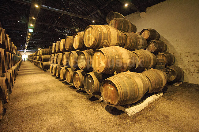 Portvin. Portvin lagres til Tawny Port p� egetr�sfade i vink�lderen hos producenten Taylor's; ; Vila Nova de Gaia / Porto; Portugal; ; ; Vin, vine, drikkevarer, vinproduktion, lagring, Taylors