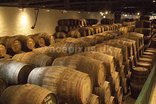 Portvin. Portvin lagres til Tawny Port p� egetr�sfade i vink�lderen hos producenten Taylor's; ; Vila Nova de Gaia / Porto; Portugal; ; ; Vin, vine, drikkevarer, vinproduktion, lagring, Taylors