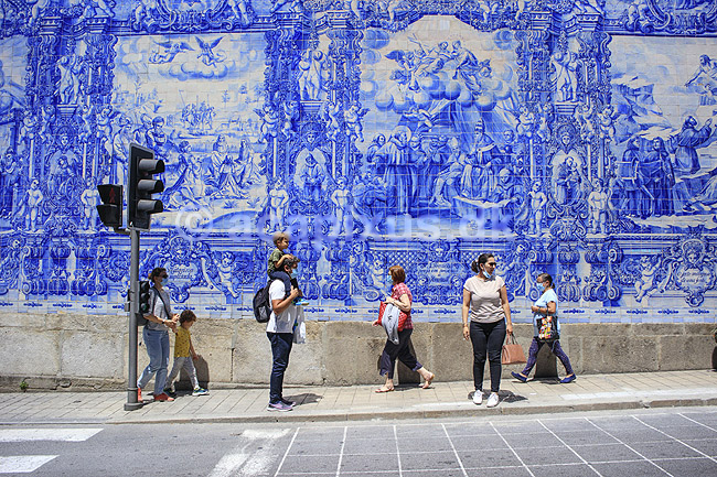 Capela das Almas. Trafiklys og fodg�ngere foran den kakkel-dekorerede kirke Capela das Almas i Porto; ; Porto; Portugal; ; ; Kirker, kristendom