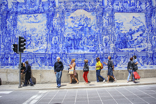 Capela das Almas. Trafiklys og fodg�ngere foran den kakkel-dekorerede kirke Capela das Almas i Porto; ; Porto; Portugal; ; ; Kirker, kristendom