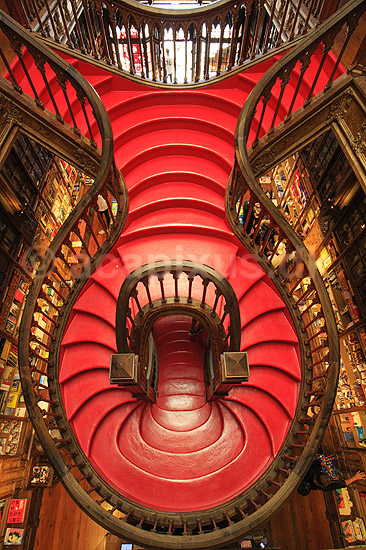 Livraria Lello. Trappen i Livraria Lello, som har givet inspiration til trapperne p� Hogwarts i Harry Potter filmene; ; Porto; Portugal; ; ; B�ger, boghandel, boghandlere, r�d, trapper, design, Art Deco