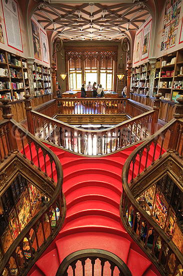 Livraria Lello. Trappen i Livraria Lello, som har givet inspiration til trapperne p� Hogwarts i Harry Potter filmene; ; Porto; Portugal; ; ; B�ger, boghandel, boghandlere, r�d, trapper, design, Art Deco