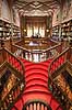 Livraria Lello. Trappen i Livraria Lello, som har givet inspiration til trapperne p� Hogwarts i Harry Potter filmene  Porto Portugal   B�ger, boghandel, boghandlere, r�d, trapper, design, Art Deco