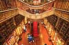 Livraria Lello. Trappen i Livraria Lello, som har givet inspiration til trapperne p� Hogwarts i Harry Potter filmene  Porto Portugal   B�ger, boghandel, boghandlere, r�d, trapper, design, Art Deco