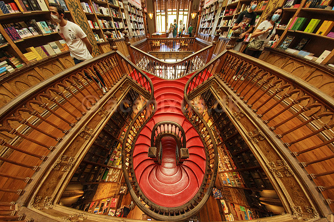 Livraria Lello. Trappen i Livraria Lello, som har givet inspiration til trapperne p� Hogwarts i Harry Potter filmene; ; Porto; Portugal; ; ; B�ger, boghandel, boghandlere, r�d, trapper, design, Art Deco