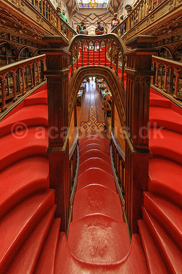 Livraria Lello. Trappen i Livraria Lello, som har givet inspiration til trapperne p� Hogwarts i Harry Potter filmene; ; Porto; Portugal; ; ; B�ger, boghandel, boghandlere, r�d, trapper, design, Art Deco