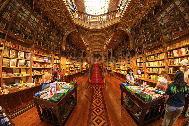 Livraria Lello. Trappen i Livraria Lello, som har givet inspiration til trapperne p� Hogwarts i Harry Potter filmene; ; Porto; Portugal; ; ; B�ger, boghandel, boghandlere, r�d, trapper, design, Art Deco
