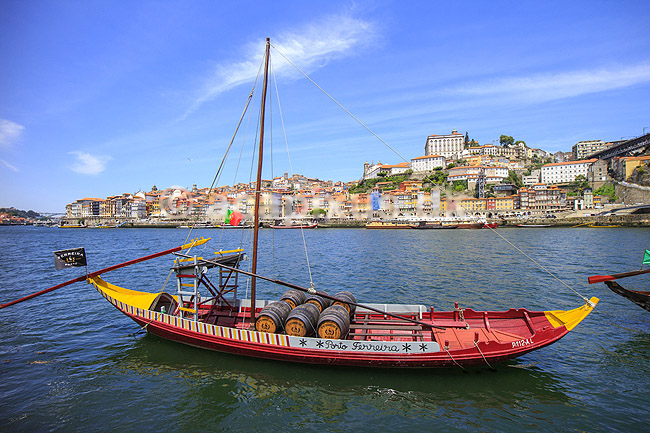 Porto. En rabelo b�d med portvinst�nder - rabelo b�dene anvendtes tidligere til at transportere portvin p� Duoro floden, men er idag kun en udsmykning p� floden. I baggrunden den gamle bydel Ribeira i Porto; ; Porto; Portugal; ; ; Vin, vine, drikkevarer, vinproduktion, portvine