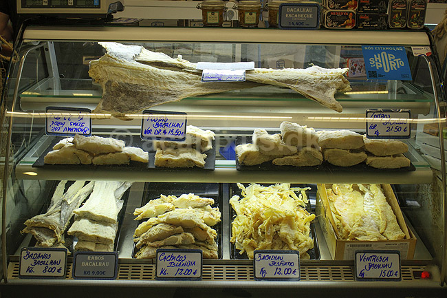 Bacalhau. Den portugisiske spise bacalhau - saltet og t�rret torsk - til salg p� Mercado do Bolhao markedet i Porto; ; Porto; Portugal; ; ; Madvarer, f�devarer, fisk