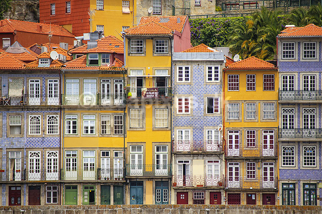 Porto. Husfacader i bydel Ribeira i Porto ned imod floden Duoro; ; Porto; Portugal; ; ; Bybilleder, floder