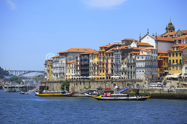 Porto. Duoro floden og den gamle bydel Ribeira i Porto; ; Porto; Portugal; ; ; Bybilleder, floder