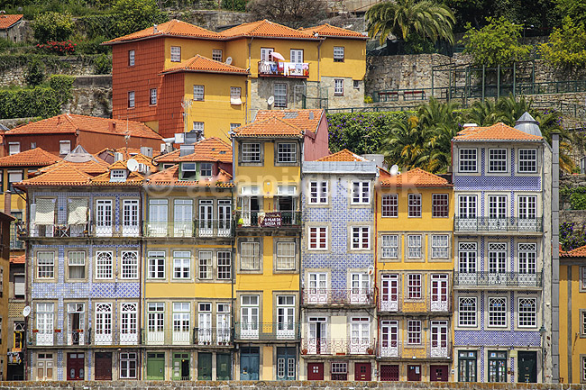 Porto. Husfacader i bydel Ribeira i Porto ned imod floden Duoro; ; Porto; Portugal; ; ; Bybilleder, floder