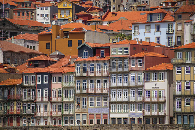 Porto. Husfacader i bydel Ribeira i Porto ned imod floden Duoro; ; Porto; Portugal; ; ; Bybilleder, floder