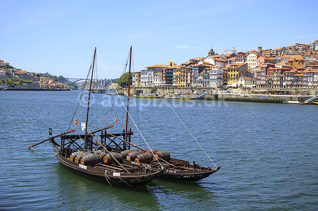 Porto. En rabelo b�d med portvinst�nder - rabelo b�dene anvendtes tidligere til at transportere portvin p� Duoro floden, men er idag kun en udsmykning p� floden. I baggrunden den gamle bydel Ribeira i Porto; ; Porto; Portugal; ; ; Vin, vine, drikkevarer, vinproduktion, portvine