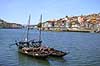 Porto. En rabelo b�d med portvinst�nder - rabelo b�dene anvendtes tidligere til at transportere portvin p� Duoro floden, men er idag kun en udsmykning p� floden. I baggrunden den gamle bydel Ribeira i Porto  Porto Portugal   Vin, vine, drikkevarer, vinproduktion, portvine