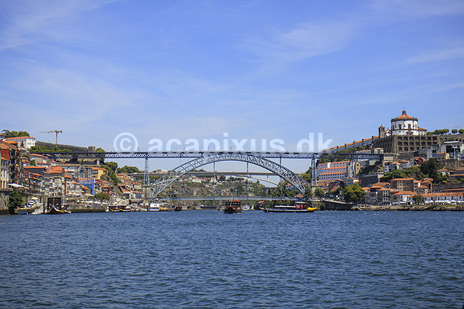 Porto. Broen Luis Bridge over Duoro floden forbinder Porto (tv) og Vila Nova de Gaia (th); ; Porto; Portugal; ; ; Bybilleder, floder