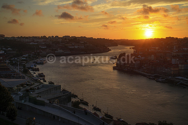Porto i aftenskumring. Solnedgang over floden Duoro, som l�ber imellem byerne Porto (th) og Vila Nova de Gaia (tv); ; Vila Nova de Gaia / Porto; Portugal; ; ; Aftenbilleder, bybilleder