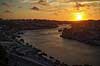 Porto i aftenskumring. Solnedgang over floden Duoro, som l�ber imellem byerne Porto (th) og Vila Nova de Gaia (tv)  Vila Nova de Gaia / Porto Portugal   Aftenbilleder, bybilleder