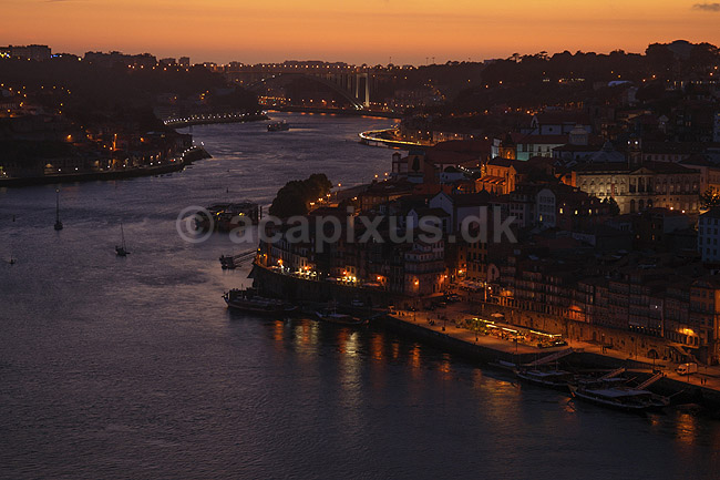 Porto i aftenskumring. Floden Duoro l�ber imellem byerne Porto (th) og Vila Nova de Gaia (tv); ; Vila Nova de Gaia / Porto; Portugal; ; ; Aftenbilleder, bybilleder