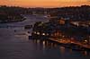 Porto i aftenskumring. Floden Duoro l�ber imellem byerne Porto (th) og Vila Nova de Gaia (tv)  Vila Nova de Gaia / Porto Portugal   Aftenbilleder, bybilleder