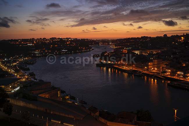 Porto i aftenskumring. Floden Duoro l�ber imellem byerne Porto (th) og Vila Nova de Gaia (tv); ; Vila Nova de Gaia / Porto; Portugal; ; ; Aftenbilleder, bybilleder