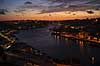 Porto i aftenskumring. Floden Duoro l�ber imellem byerne Porto (th) og Vila Nova de Gaia (tv)  Vila Nova de Gaia / Porto Portugal   Aftenbilleder, bybilleder