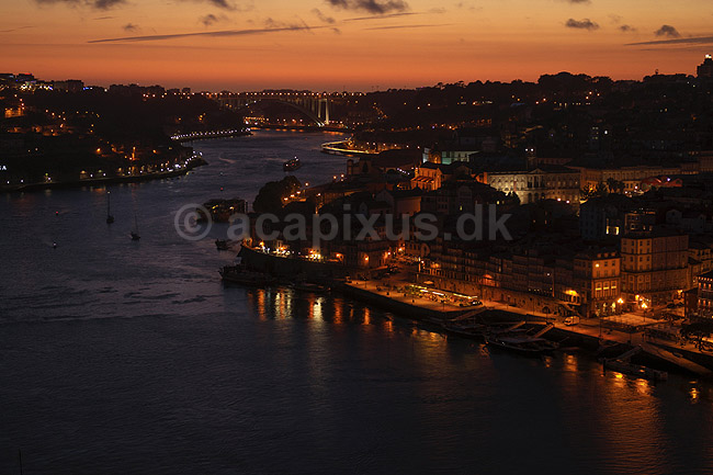 Porto i aftenskumring. Floden Duoro l�ber imellem byerne Porto (th) og Vila Nova de Gaia (tv); ; Vila Nova de Gaia / Porto; Portugal; ; ; Aftenbilleder, bybilleder