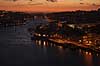 Porto i aftenskumring. Floden Duoro l�ber imellem byerne Porto (th) og Vila Nova de Gaia (tv)  Vila Nova de Gaia / Porto Portugal   Aftenbilleder, bybilleder