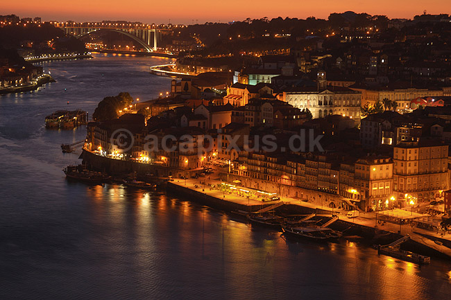 Porto i aftenskumring. Floden Duoro l�ber imellem byerne Porto (th) og Vila Nova de Gaia (tv); ; Vila Nova de Gaia / Porto; Portugal; ; ; Aftenbilleder, bybilleder
