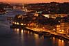 Porto i aftenskumring. Floden Duoro l�ber imellem byerne Porto (th) og Vila Nova de Gaia (tv)  Vila Nova de Gaia / Porto Portugal   Aftenbilleder, bybilleder