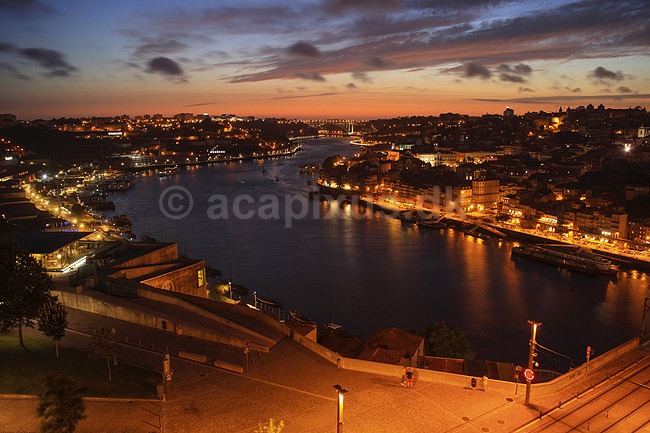 Porto i aftenskumring. Floden Duoro l�ber imellem byerne Porto (th) og Vila Nova de Gaia (tv); ; Vila Nova de Gaia / Porto; Portugal; ; ; Aftenbilleder, bybilleder
