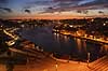 Porto i aftenskumring. Floden Duoro l�ber imellem byerne Porto (th) og Vila Nova de Gaia (tv)  Vila Nova de Gaia / Porto Portugal   Aftenbilleder, bybilleder