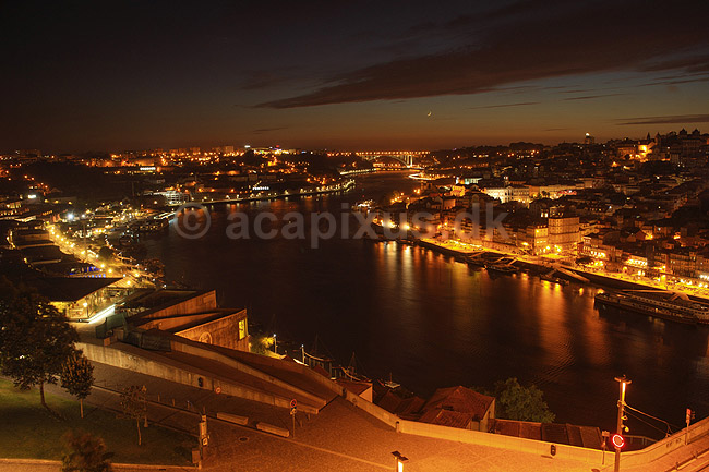 Porto i aftenskumring. Floden Duoro l�ber imellem byerne Porto (th) og Vila Nova de Gaia (tv); ; Vila Nova de Gaia / Porto; Portugal; ; ; Aftenbilleder, bybilleder