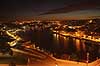 Porto i aftenskumring. Floden Duoro l�ber imellem byerne Porto (th) og Vila Nova de Gaia (tv)  Vila Nova de Gaia / Porto Portugal   Aftenbilleder, bybilleder