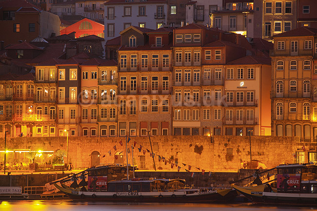 Porto i aftenskumring. Husfacader i bydel Ribeira i Porto ned imod floden Duoro; ; Porto; Portugal; ; ; Bybilleder, floder