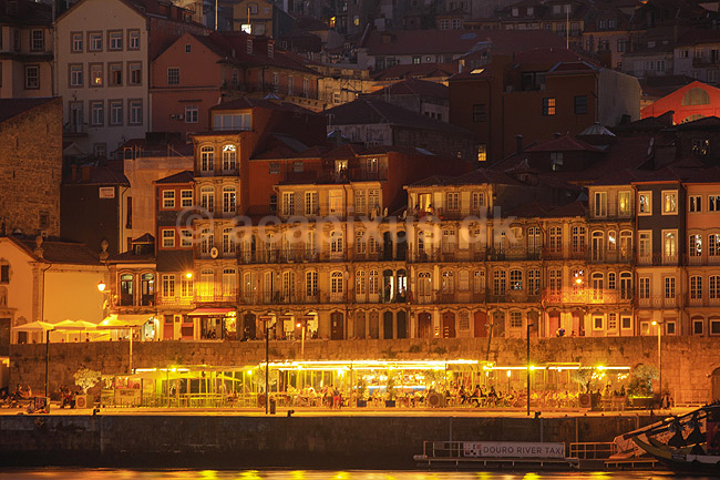 Porto i aftenskumring. Husfacader i bydel Ribeira i Porto ned imod floden Duoro; ; Porto; Portugal; ; ; Bybilleder, floder