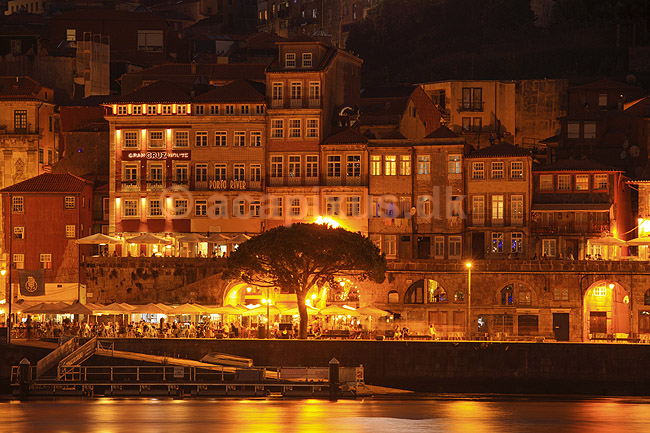 Porto i aftenskumring. Husfacader i bydel Ribeira i Porto ned imod floden Duoro; ; Porto; Portugal; ; ; Bybilleder, floder