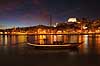 Porto i aftenskumring. Duoro floden og den gamle bydel Ribeira i Porto - i forgrunden en rabelo b�d med portvinst�nder - rabelo b�dene anvendtes tidligere til at transportere portvin p� Duoro floden, men er idag kun en udsmykning p� floden  Porto Portugal   Bybilleder, floder