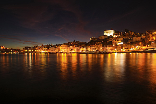 Porto i aftenskumring. Duoro floden og den gamle bydel Ribeira i Porto; ; Porto; Portugal; ; ; Bybilleder, floder