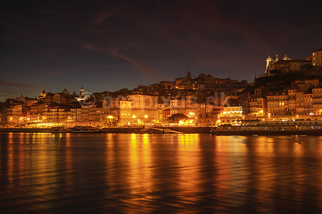 Porto i aftenskumring. Duoro floden og den gamle bydel Ribeira i Porto; ; Porto; Portugal; ; ; Bybilleder, floder