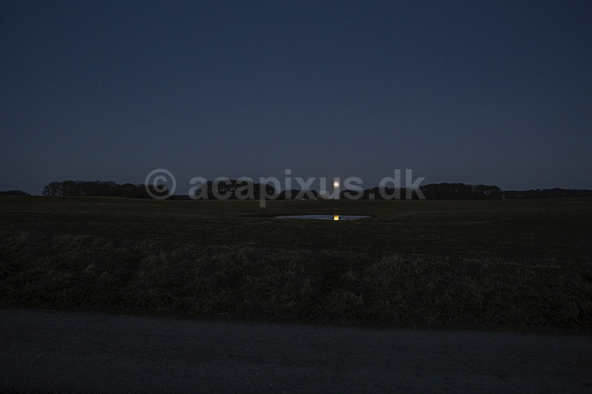 Eremitage Slottet. Fuldm�ne st�r op bag Eremitage Slottet, som er tild�kket af stillads og presenninger under tagarbejde i 2022. Ikke lige hvad fotografen havde planlagt; ; J�gersborg Dyrehave / Sj�lland; ; ; ; slotte jagtslotte sev�rdigheder aftenstemning Eremitageslottet Dyrehaven
